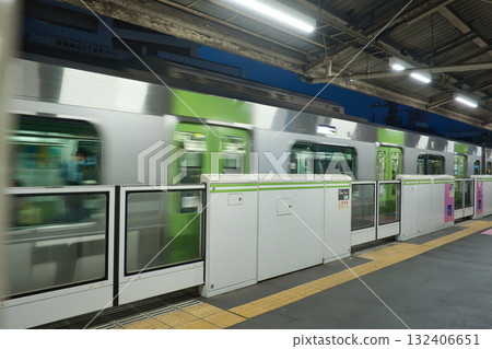 山手線月台門、停靠月台的列車、山手線 132406651