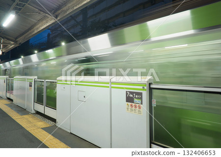 Yamanote Line platform doors, trains stopping at the platform, Yamanote Line Yamanote Line platform doors, trains stopping at the platform, Yamanote Line 132406653