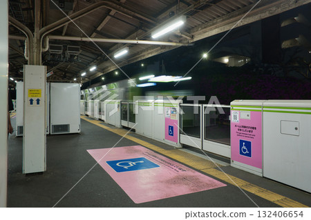 Yamanote Line platform doors, trains stopping at the platform, Yamanote Line Yamanote Line platform doors, trains stopping at the platform, Yamanote Line 132406654