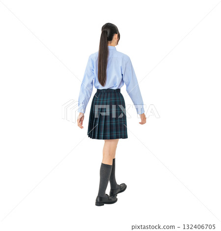 一位身著制服的女學生的背影。全身照，PNG格式，透明背景，手工精準裁剪。 132406705