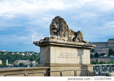 Chain statue of a lion 132407094
