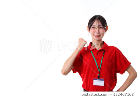 微笑的女服務生揮拳 132407168