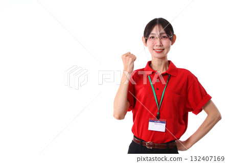 一個扮演膽量姿勢的年輕女子 132407169