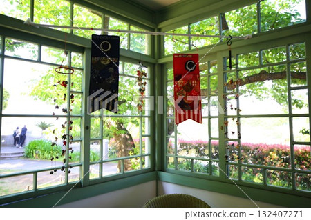 山手義大利花園中的橫濱山手西式建築之一，懸崖 18 號，為男孩節而裝飾。 132407271