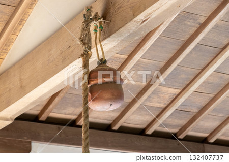 神社建築上懸掛的鐘 神社建築上懸掛的鐘 132407737