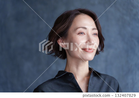 A woman looking up 132407829