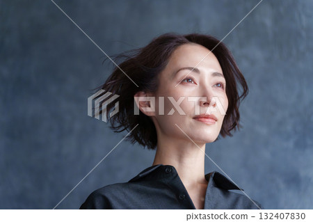 A woman looking up 132407830