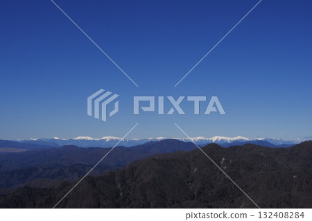 Panoramic view of the Southern Alps under blue skies from Mount Tonotake in Tanzawa Panoramic view of the Southern Alps under blue skies from Mount Tonotake in Tanzawa 132408284
