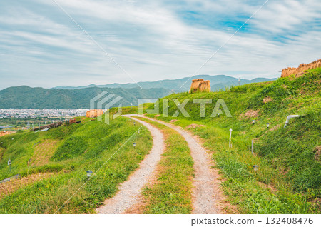 Farm roads and rice racks [Obasute rice terraces] 132408476