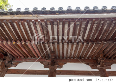 The structure that supports the eaves of traditional Japanese wooden buildings The structure that supports the eaves of traditional Japanese wooden buildings 132408552