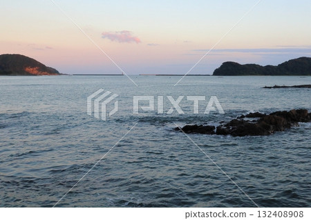 Evening landscape on the coast Evening landscape on the coast 132408908