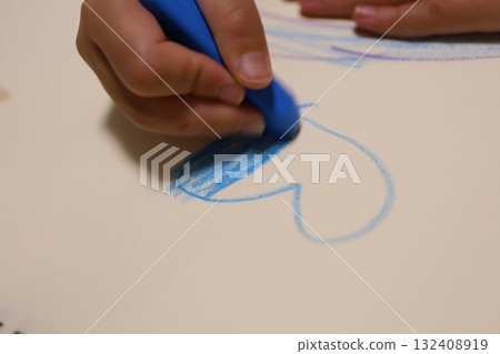 用藍色蠟筆畫出的小手的溫暖 用藍色蠟筆畫出的小手的溫暖 132408919