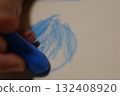 用藍色蠟筆畫出的小手的溫暖 132408920