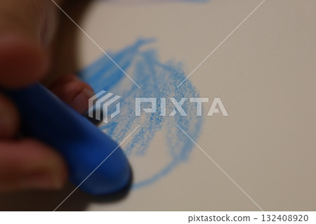 用藍色蠟筆畫出的小手的溫暖 用藍色蠟筆畫出的小手的溫暖 132408920