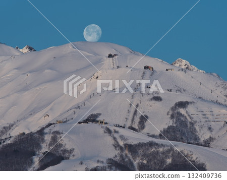Hakuba Village: The full moon setting over the Happo ridge at dawn 132409736