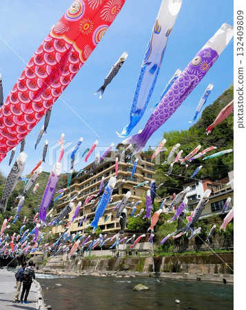 杖立溫泉美麗的鯉魚旗、杖立溫泉的河床（熊本縣小國町） 132409809