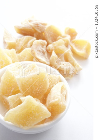Dry ginger 132410358