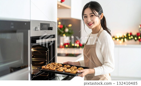 一位日本女子在聖誕廚房裡烤餅乾的溫馨肖像 132410485