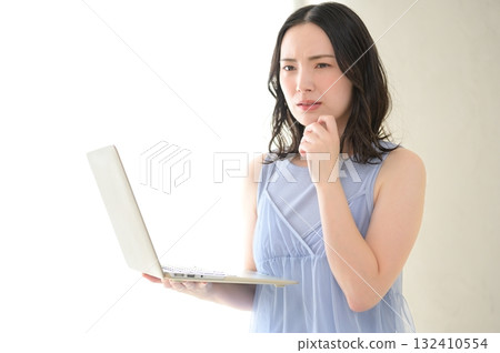 一個女人困擾著看個人電腦 一個女人困擾著看個人電腦 132410554