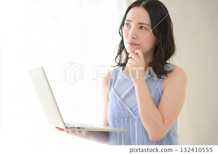 一個女人困擾著看個人電腦 132410555