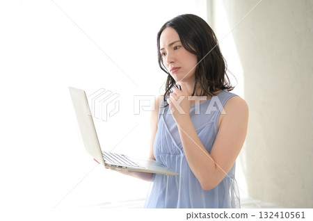 一個女人困擾著看個人電腦 一個女人困擾著看個人電腦 132410561