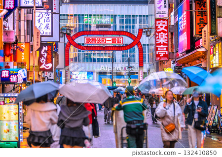 Tokyo cityscape in Japan: Inbound tourism continues... Kabukicho bustling with foreign tourists = 26th Tokyo cityscape in Japan: Inbound tourism continues... Kabukicho bustling with foreign tourists = 26th 132410850