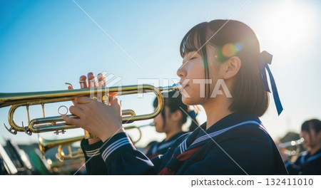一名高中女生在背光下吹小號 132411010