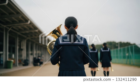 拿著樂器走路的高中女生的背影（水手服） 132411290