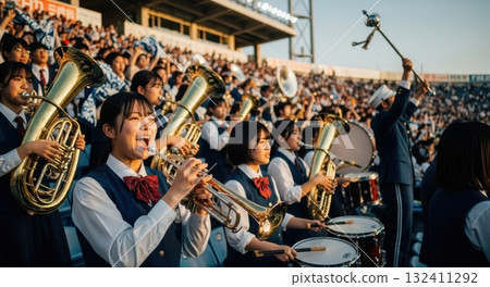 銅管樂隊在體育場表演加油表演（高中棒球） 132411292