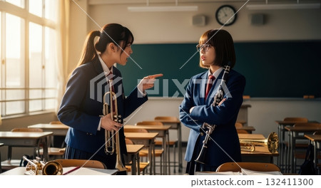 銅管樂隊的高中女生（西裝外套）在教室裡打架 132411300