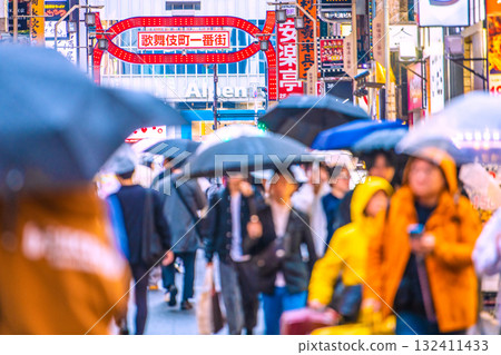 Tokyo cityscape in Japan: Inbound tourism continues... Kabukicho bustling with foreign tourists = 26th Tokyo cityscape in Japan: Inbound tourism continues... Kabukicho bustling with foreign tourists = 26th 132411433