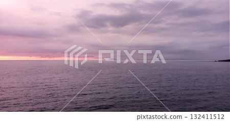 多雲的天空和大海 132411512