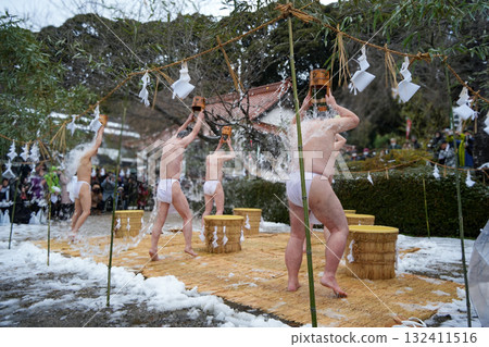 <Shimane Prefecture> Water purification ceremony: A monk pours cold water from a bucket over his head <Shimane Prefecture> Water purification ceremony: A monk pours cold water from a bucket over his head 132411516