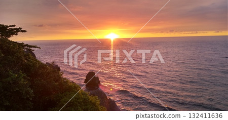 Horizon sunset 132411636