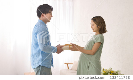 年輕伴侶送孕婦禮物 132411758