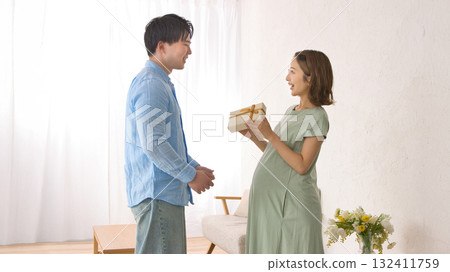 年輕伴侶送孕婦禮物 132411759