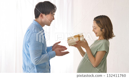 年輕伴侶送孕婦禮物 132411760