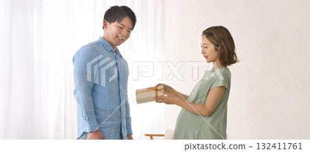 年輕伴侶送孕婦禮物 132411761