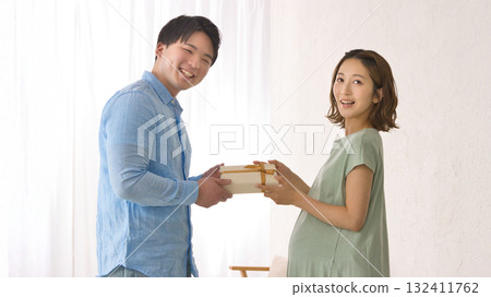 年輕伴侶送孕婦禮物 年輕伴侶送孕婦禮物 132411762