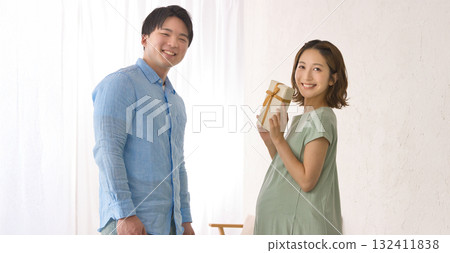 年輕伴侶送孕婦禮物 年輕伴侶送孕婦禮物 132411838