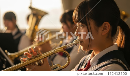 一名高中女生在音樂室吹小號的簡介 132412300