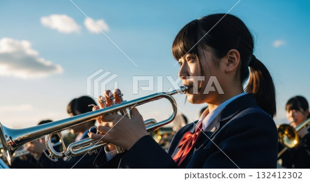 藍天下吹小號的高中女生（西裝外套） 132412302