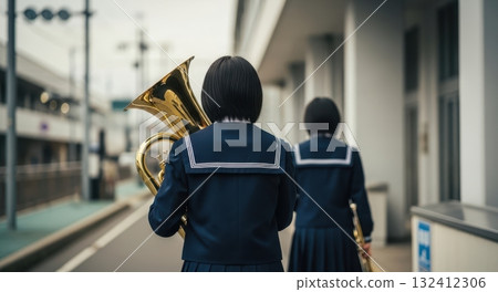 拿著樂器走路的高中女生的背影(水手服) 拿著樂器走路的高中女生的背影(水手服) 132412306