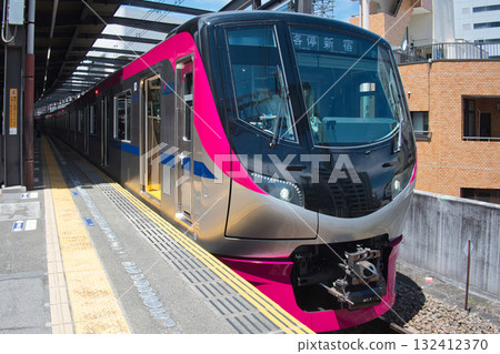 府中站開往京王線新宿方向的電車。京王5000系列京王線新宿方向列車。 府中站開往京王線新宿方向的電車。京王5000系列京王線新宿方向列車。 132412370