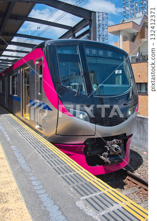 府中站開往京王線新宿方向的電車。京王5000系列京王線新宿方向列車。 132412371