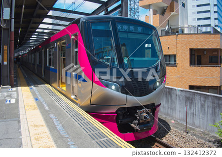 府中站開往京王線新宿方向的電車。京王5000系列京王線新宿方向列車。 府中站開往京王線新宿方向的電車。京王5000系列京王線新宿方向列車。 132412372