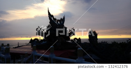 日落和寺廟屋頂 日落和寺廟屋頂 132412376