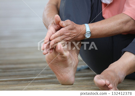 一個女人的足部按摩 一個女人的足部按摩 132412378