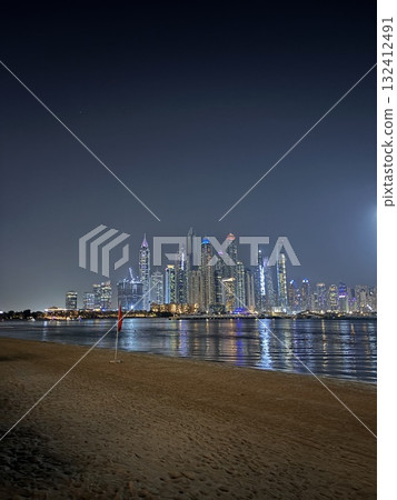 從海上看夜晚的摩天大樓 從海上看夜晚的摩天大樓 132412491