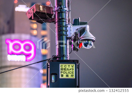 日本東京城市景觀 - 街角安全攝影機。澀谷十字路口的閉路電視監視器。警察：警視廳 132412555